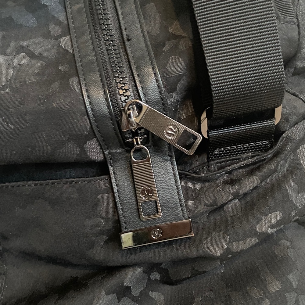 Lululemon Stylish Black Unisex Duffle Bag/Backpack Set - Picture 5 of 16